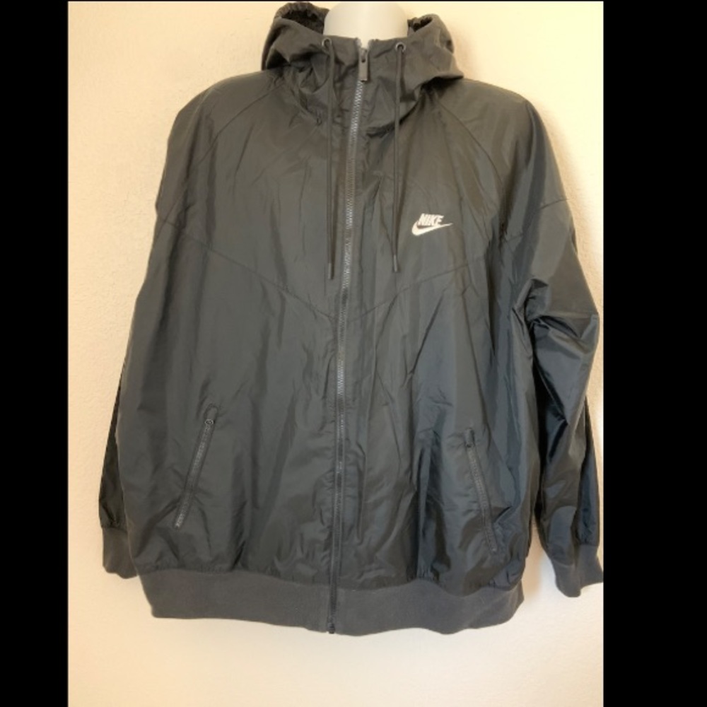 Men’s black Nike windbreaker jacket